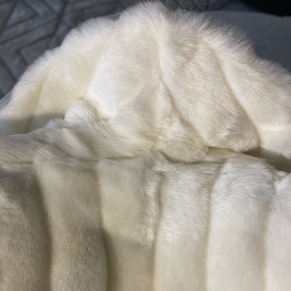 Monterey Fashions White Faux Fur. Vintage piece. - Picture 9 of 15